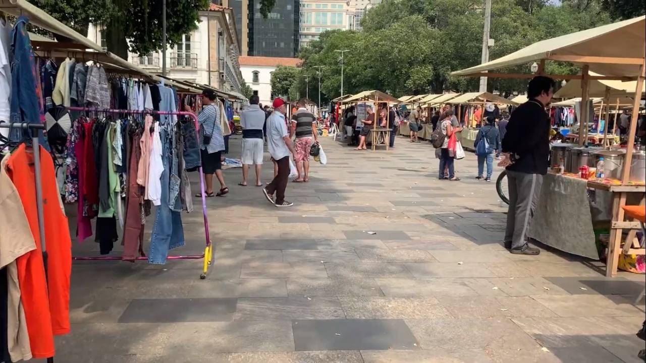 Foto mostra feira de antiguidades da praça XV