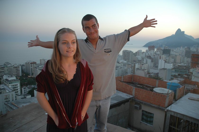 59157_w840h0_1555097576era-uma-vez…- Foto mostra dois jovens em um morro do Rio de Janeiro