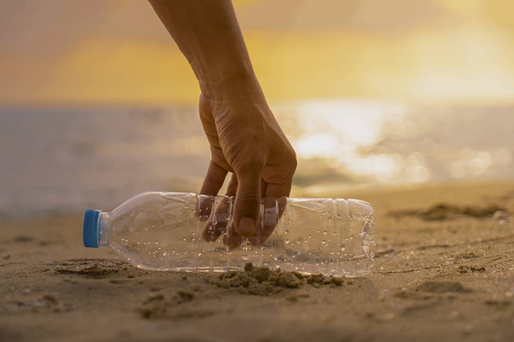 Parceria entre cleantech e Comlurb livra lixo reciclável na orla de aterro