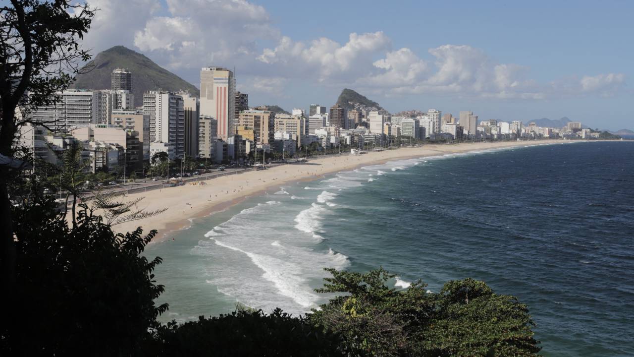 Foto mostra vista do Mirante do Leblon para as praias de Ipanema e do Leblon