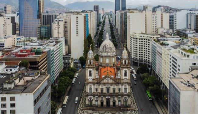 Av. Presidente Vargas Foto aérea da Avenida Presidente Vargas, no Centro do Rio, mostrando em primeiro plano a Igreja da Candelária.