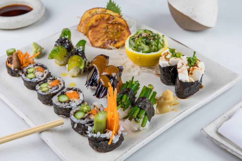 Com 20 peças, o combinado vegano é preparado no Gurumê com os ingredientes disponíveis a cada dia Com 20 peças, o combinado vegano é preparado no Gurumê com os ingredientes disponíveis a cada dia