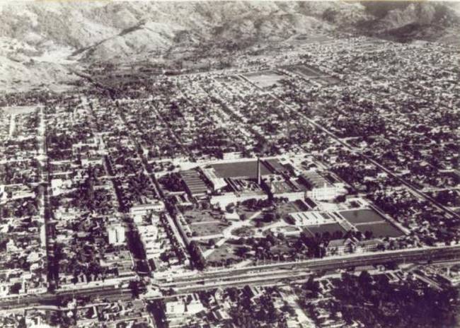 Foto arérea Bangu Foto aérea de 1982, feita por Donald Hudson, sobre a região central de Bangu