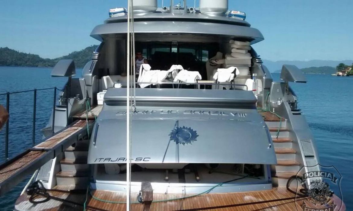 Lancha prateada. Ao fundo, o c&eacute;u azul.