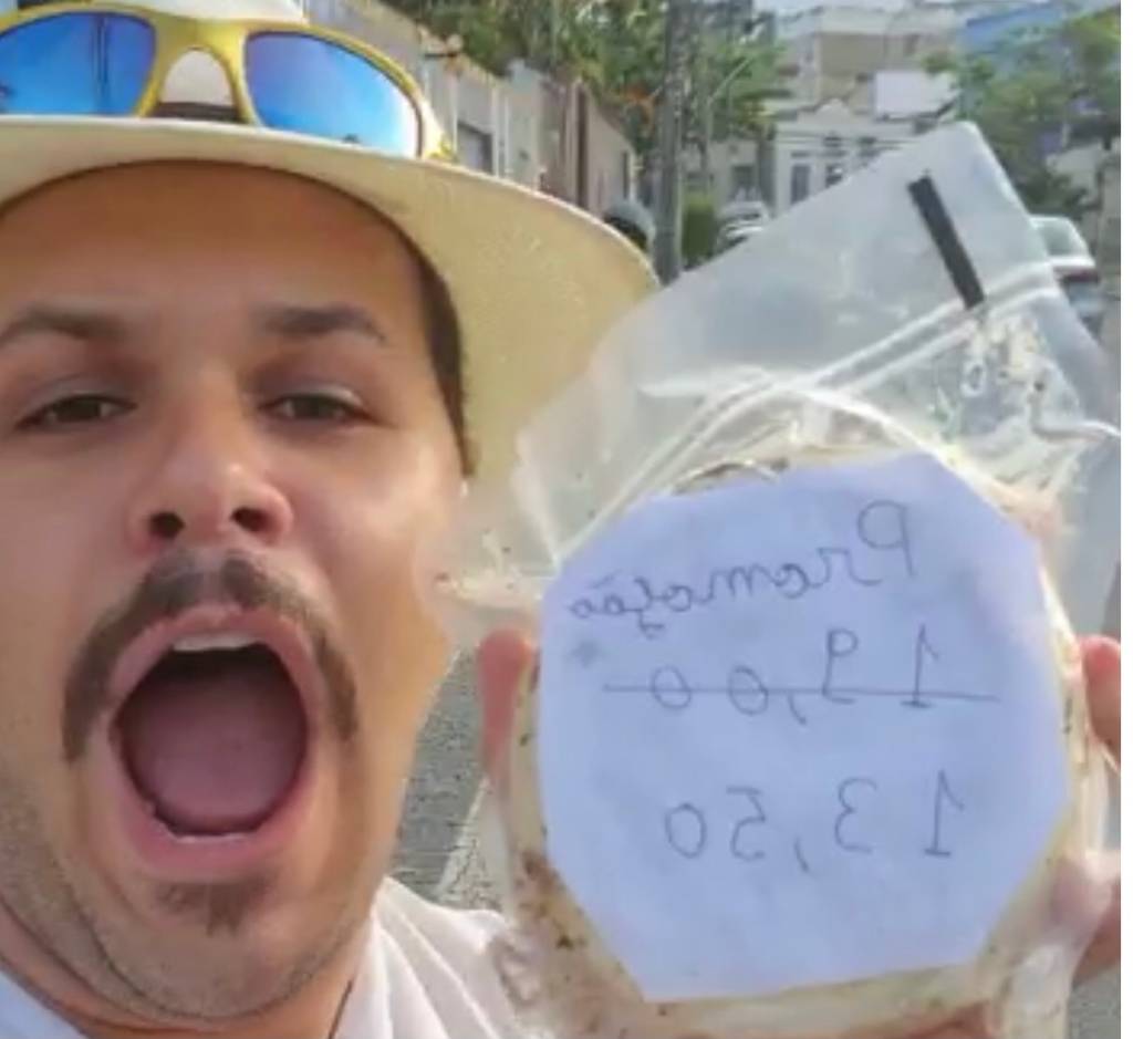 “Ele joga parmesão / No prato o requeijão / Minas com manjericão, ô, ô”