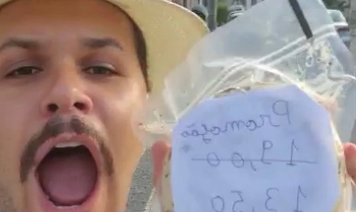 Douglas, que faz performances de canto com queijos pelas ruas, já recebe pedidos de música em seu perfil no Instagram