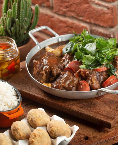 Tem até linguiça na rabada suculenta do Kalango, um lugar de 'brasileirices' cheias de bossa Tem até linguiça na rabada suculenta do Kalango, um lugar de 'brasileirices' cheias de bossa