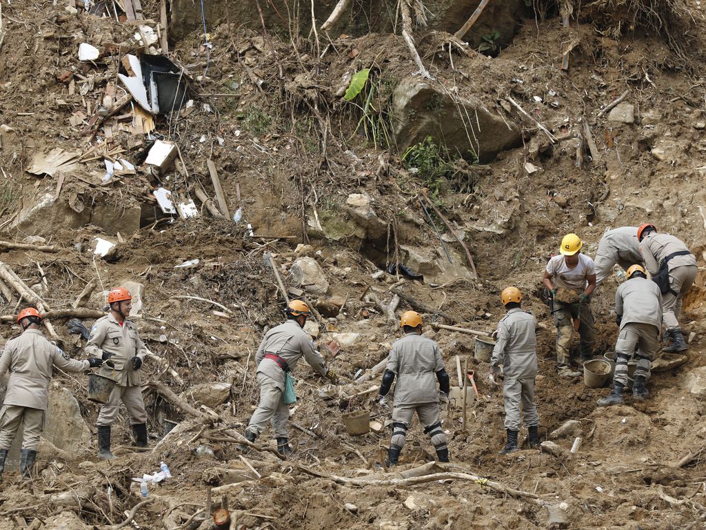 Número de mortos na tragédia em Petrópolis sobe para 232