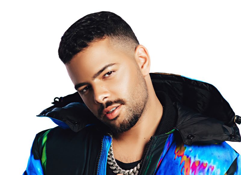 O DJ Pedro Sampaio tem cabelos curtos e castanhos raspados ao do lado