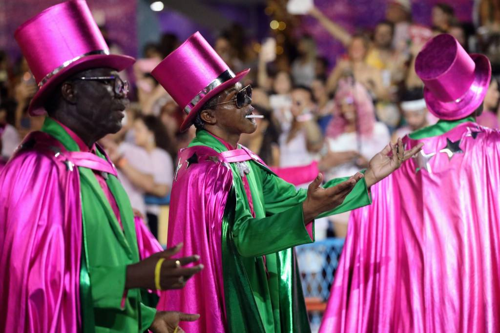 Qual o segredo da Mangueira? Vídeo mostra mágica dentro do carro abre-alas