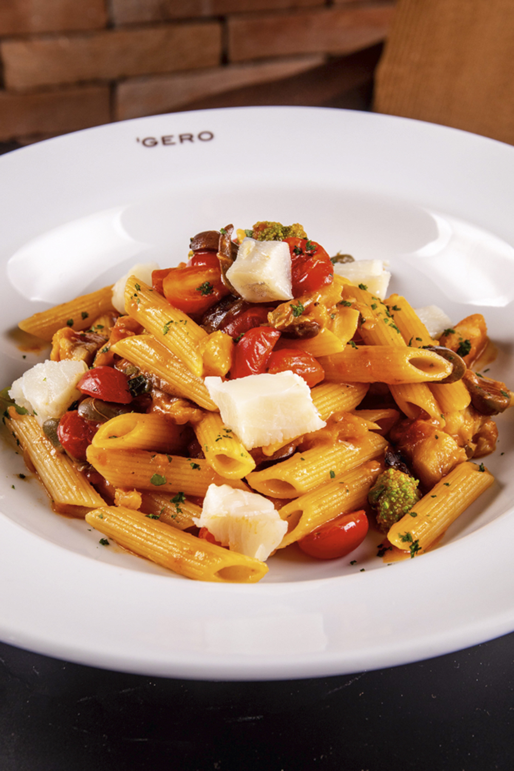 BACA-Gero_Penne-com-bacalhau,-tomate-fresco,-alcaparra-e-azeitonas-pretas_credito-Tomás-Rangel.jpg Gero