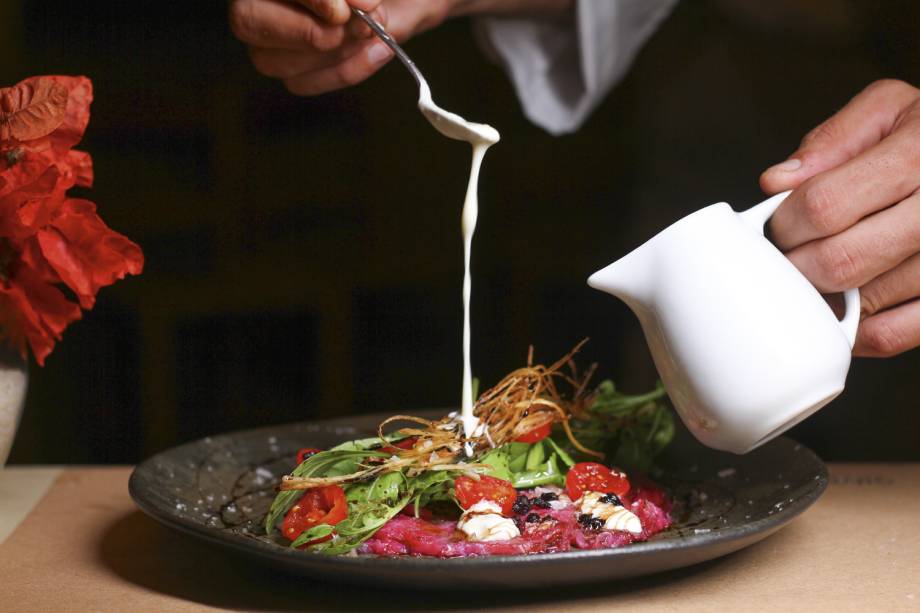 Vermelho: carpaccio de bacalhau do italiano Gino é tingido com beterraba