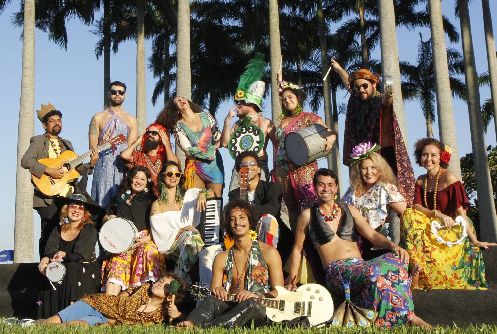 O bloco está na rua: Orquestra Voadora, Agytoê e mais fazem shows