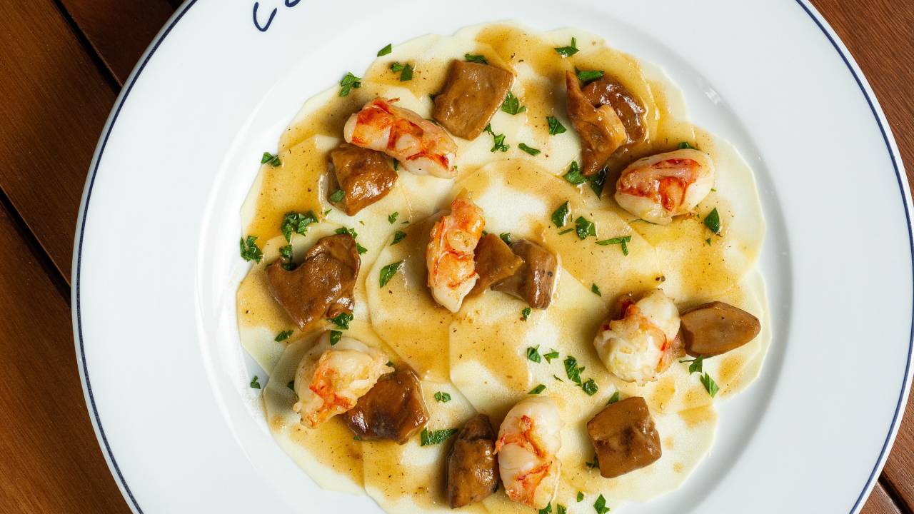 Requinte: o carpaccio de pupunha com camarões leva também cogumelos porcini frescos