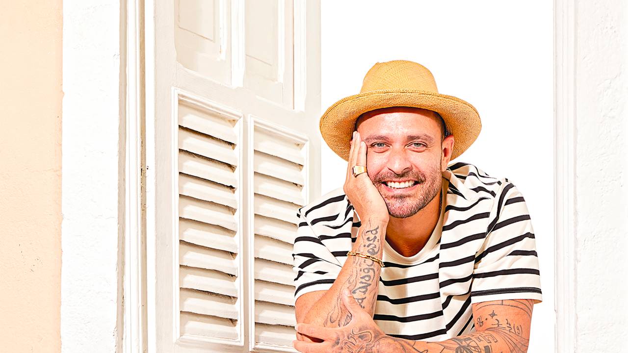 Foto mostra Diogo Nogueira na janela