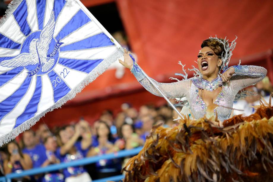 Lucinha Nobre: aos 46 anos, ela dá um show como porta-bandeira Lucinha Nobre: aos 46 anos, ela dá um show como porta-bandeira
