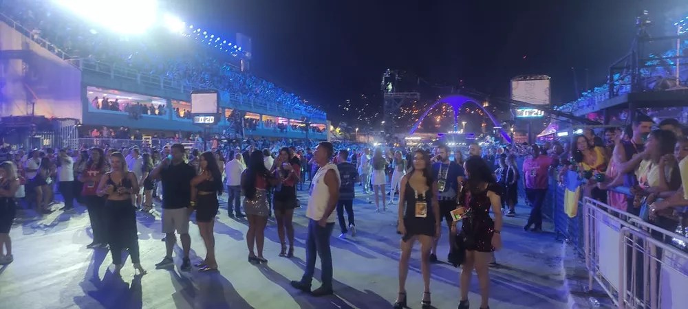 Bicões na pista, som alto nos camarotes e a bagunça na Sapucaí