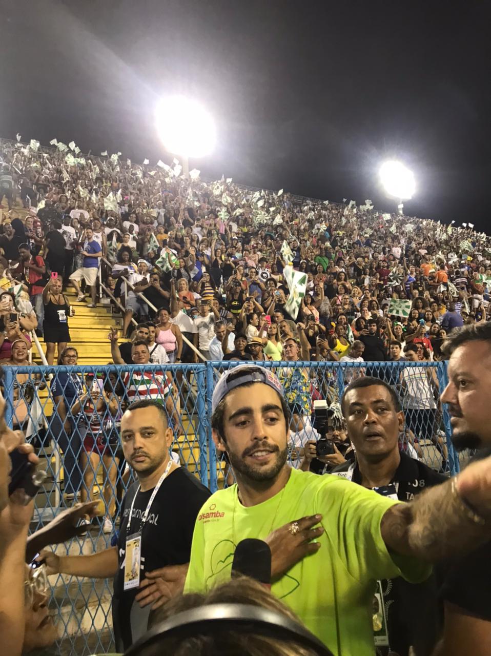 Pedro Scooby: marrento, empolgado e ovacionado na Sapucaí