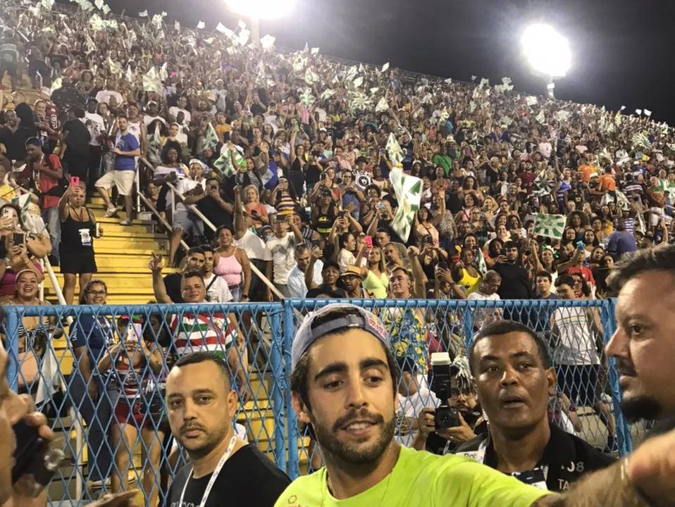 Pedro Scooby: ovacionado no setor popular do Sambódromo
