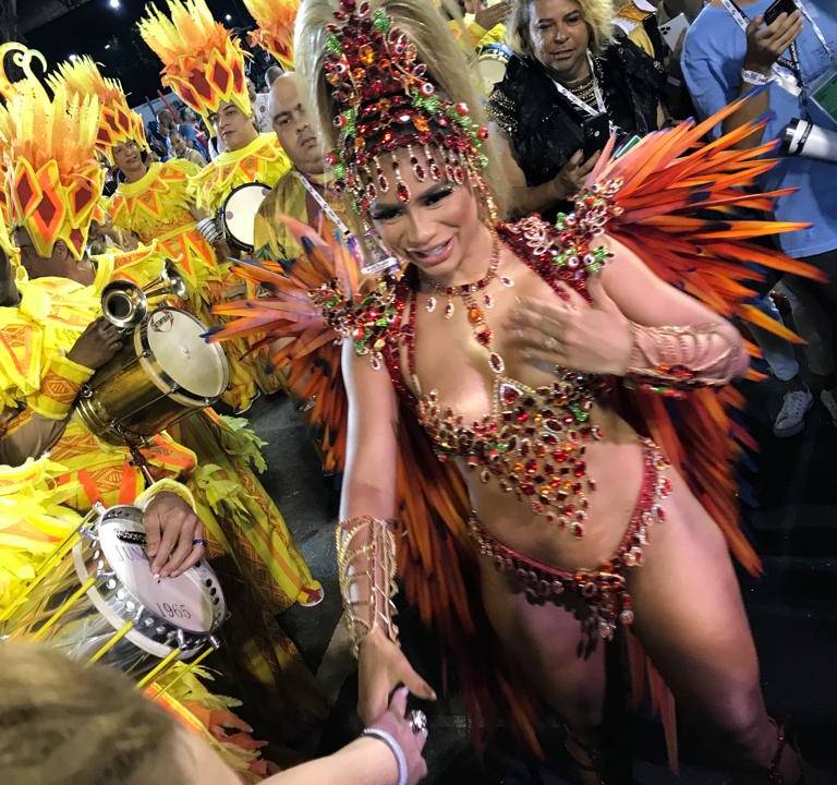 Lexa: fantasia de 100 000 reais em homenagem a Luma de Oliveira