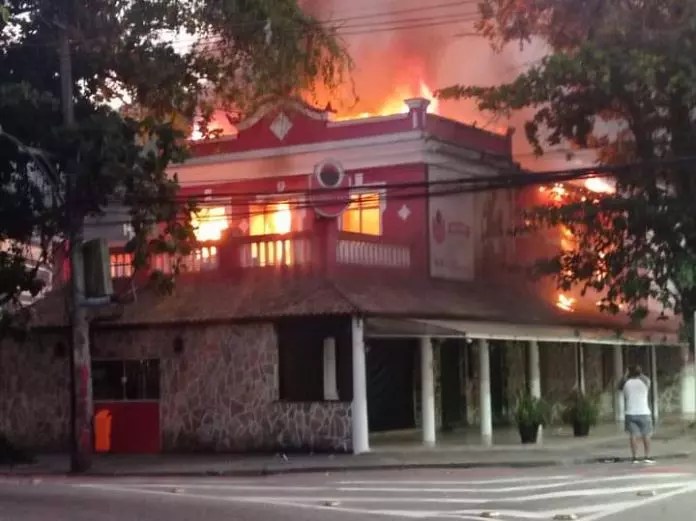 Após incêndio no Boteco Boa Praça, Bar do Oswaldo é tomado pelo fogo