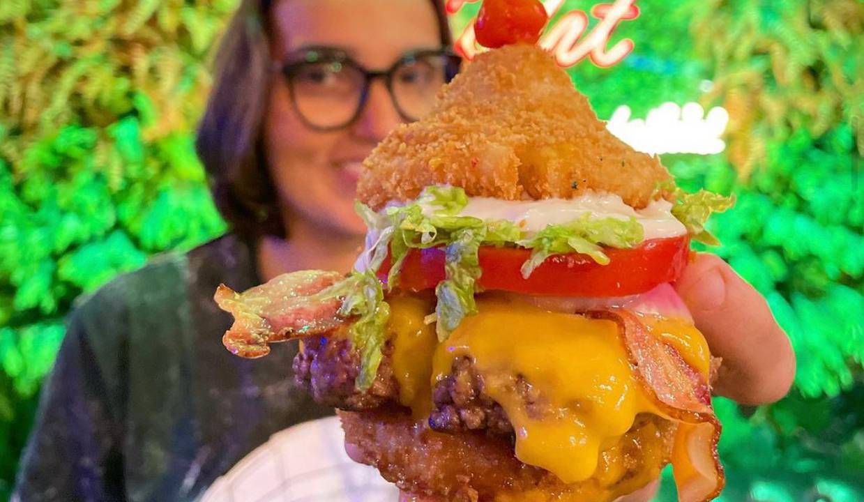 O hambúrguer de coxinha é uma das atrações que fogem do lugar comum