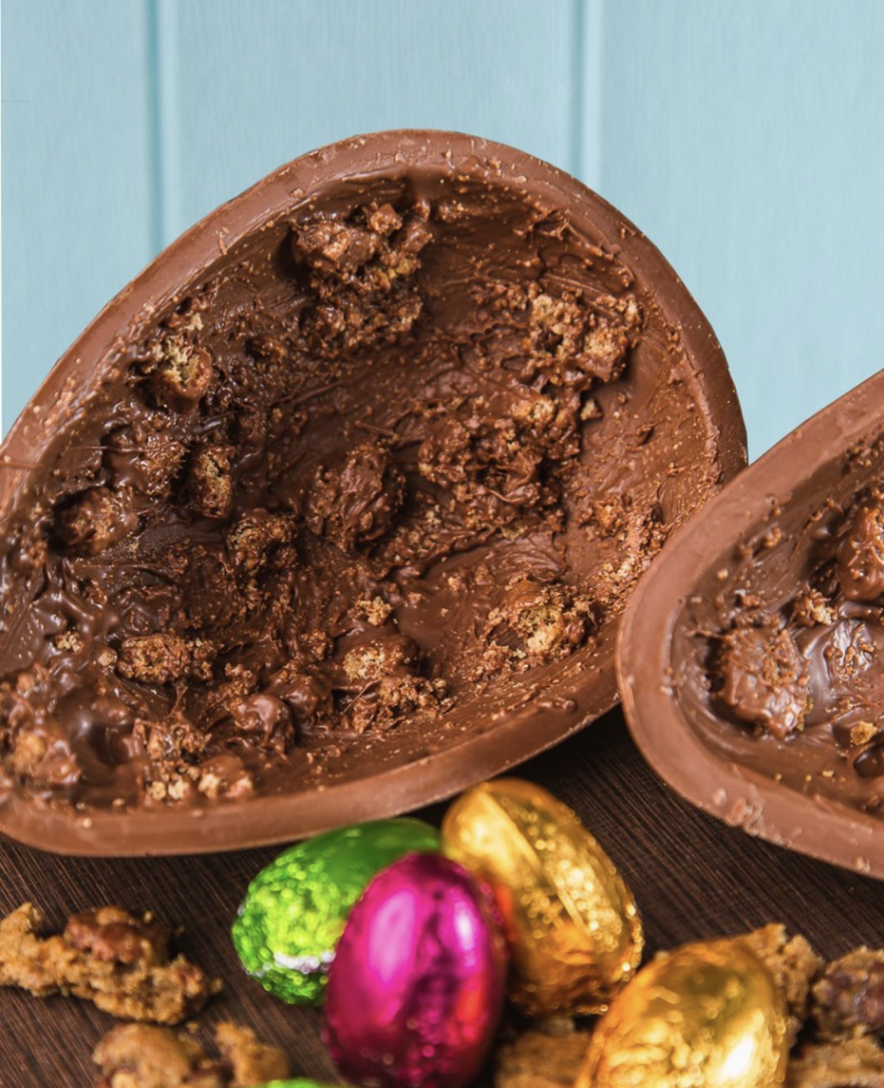 Bendito: peda&ccedil;os de cookies est&atilde;o incrustados no chocolate, com ovinhos para acompanhar