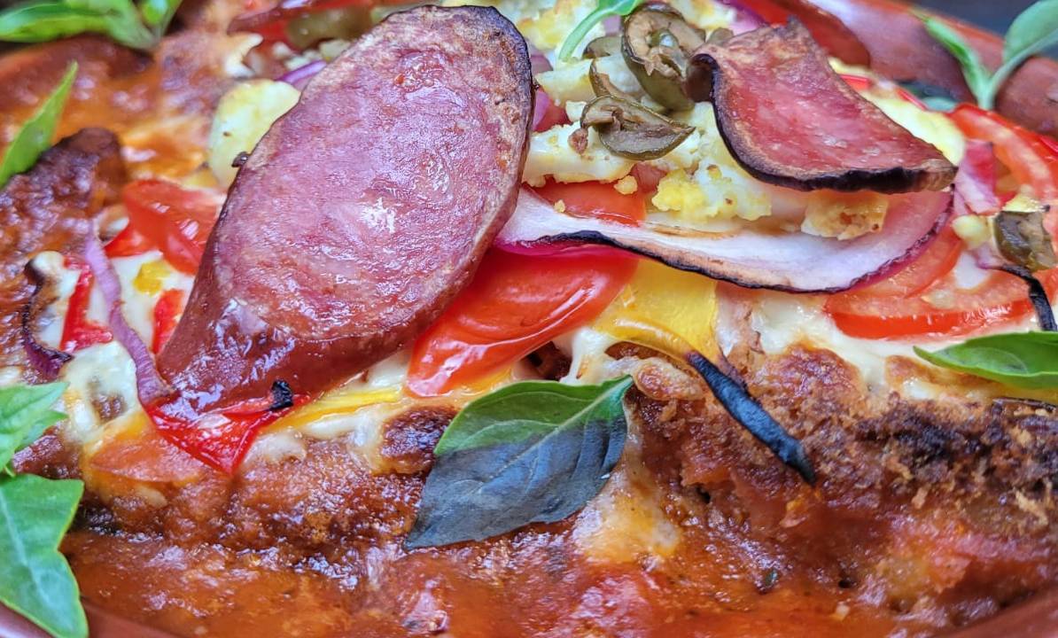 Pigzza: no lugar da massa há um fino lombo de porco aberto e empanado, com tudo que se espera de uma pizza por cima