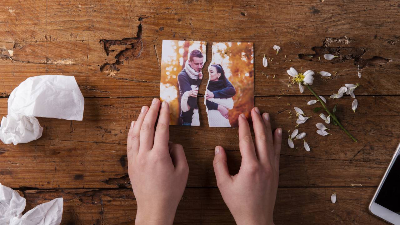 Uma foto rasgada de um casal.