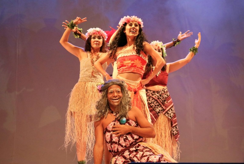08032019120858_CAPA_MOANA Foto mostra atrizes do espetáculo Moana: Uma Aventura no Mar