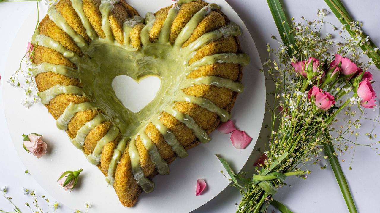 Coração: a confeiteira Diva Oliveira prepara seu bolo em formato de coração com capim limão