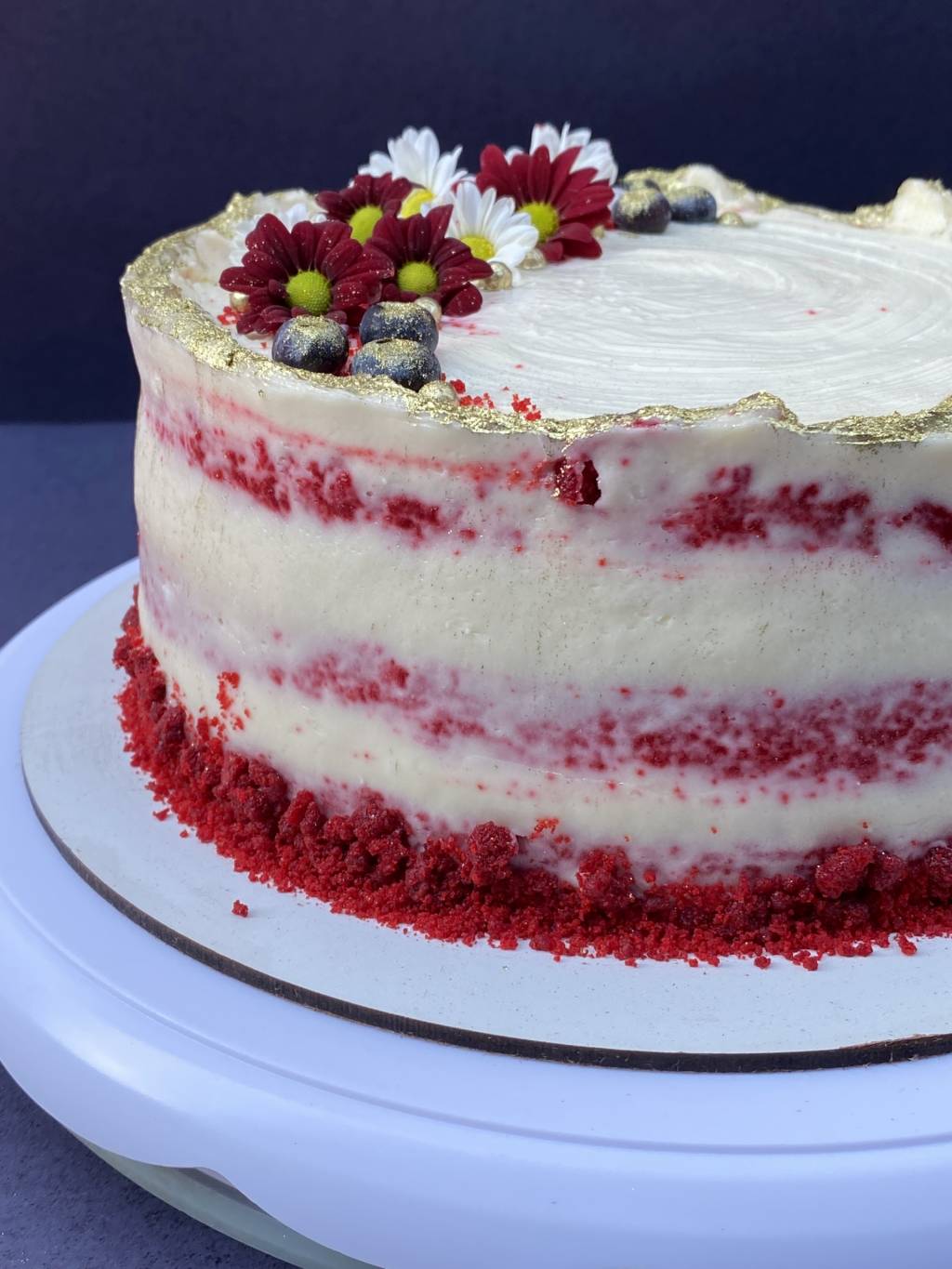 Cake & Co – Buquê de Doçura Buquê: inalizada com flores naturais comestíveis e blueberry