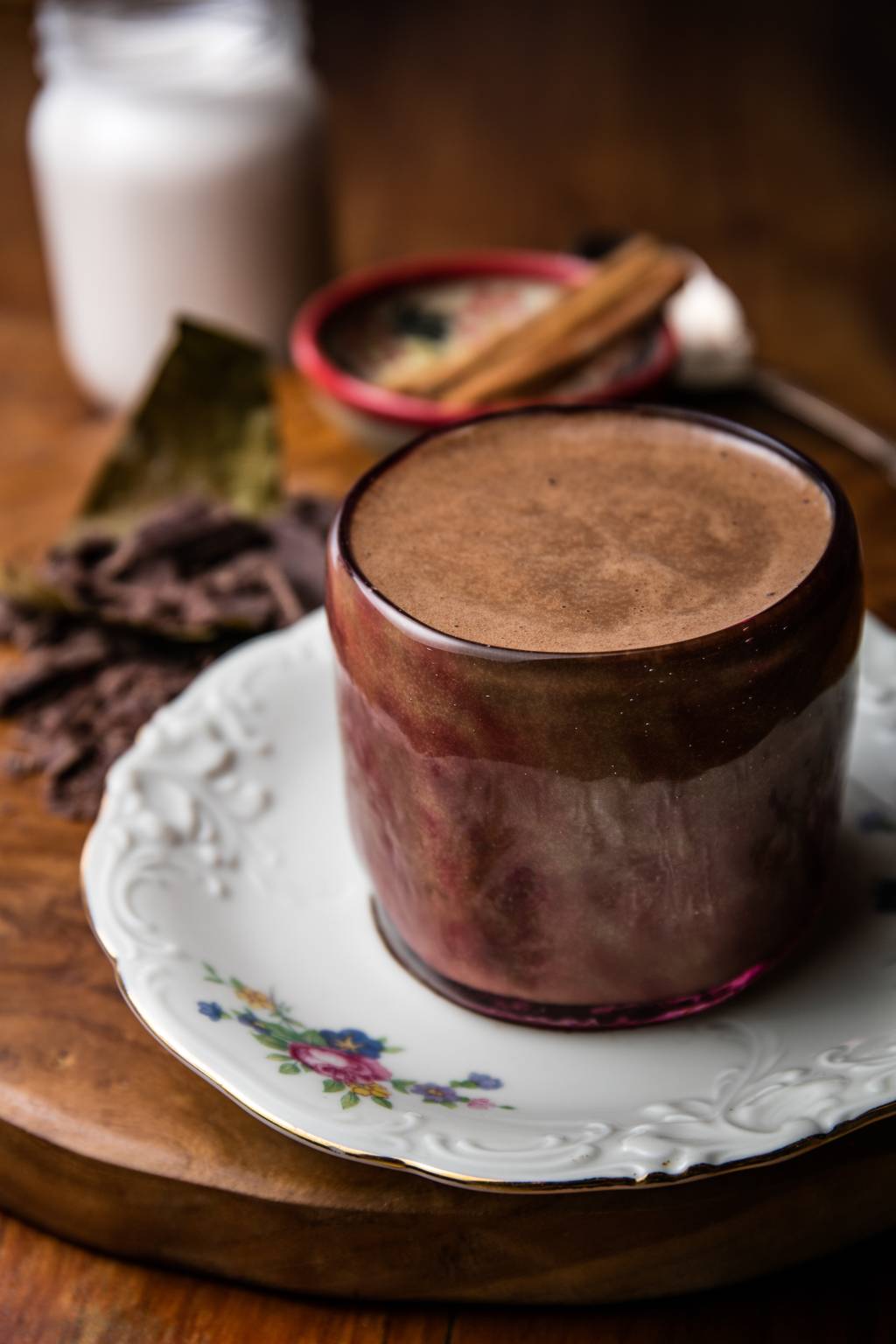 Chocolate Quente_ Feito com leite de amêndoas feito na casa _chocolate AMMA 60% e um toque mexicano (R,50) A versão vegana do chocolate quente ganha leite de amêndoas, chocolate Amma, especiarias e nibs de cacau R.
