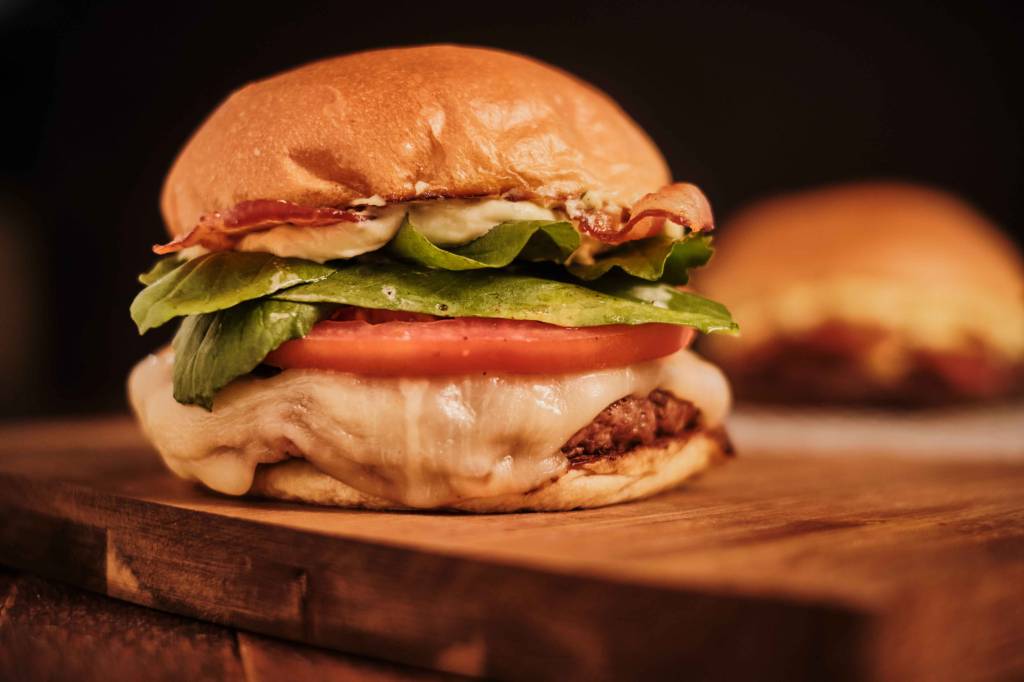 Hamburgueria Bob Beef – Bob Caprese – Foto Klacius Ank (1) Bob Beef: a versão caprese tem tomate, rúcula e maionese de manjericão