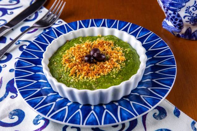 Rancho Português: bacalhau na tigela com creme de espinafre ao bechamel Rancho Português: bacalhau na tigela com creme de espinafre ao bechamel