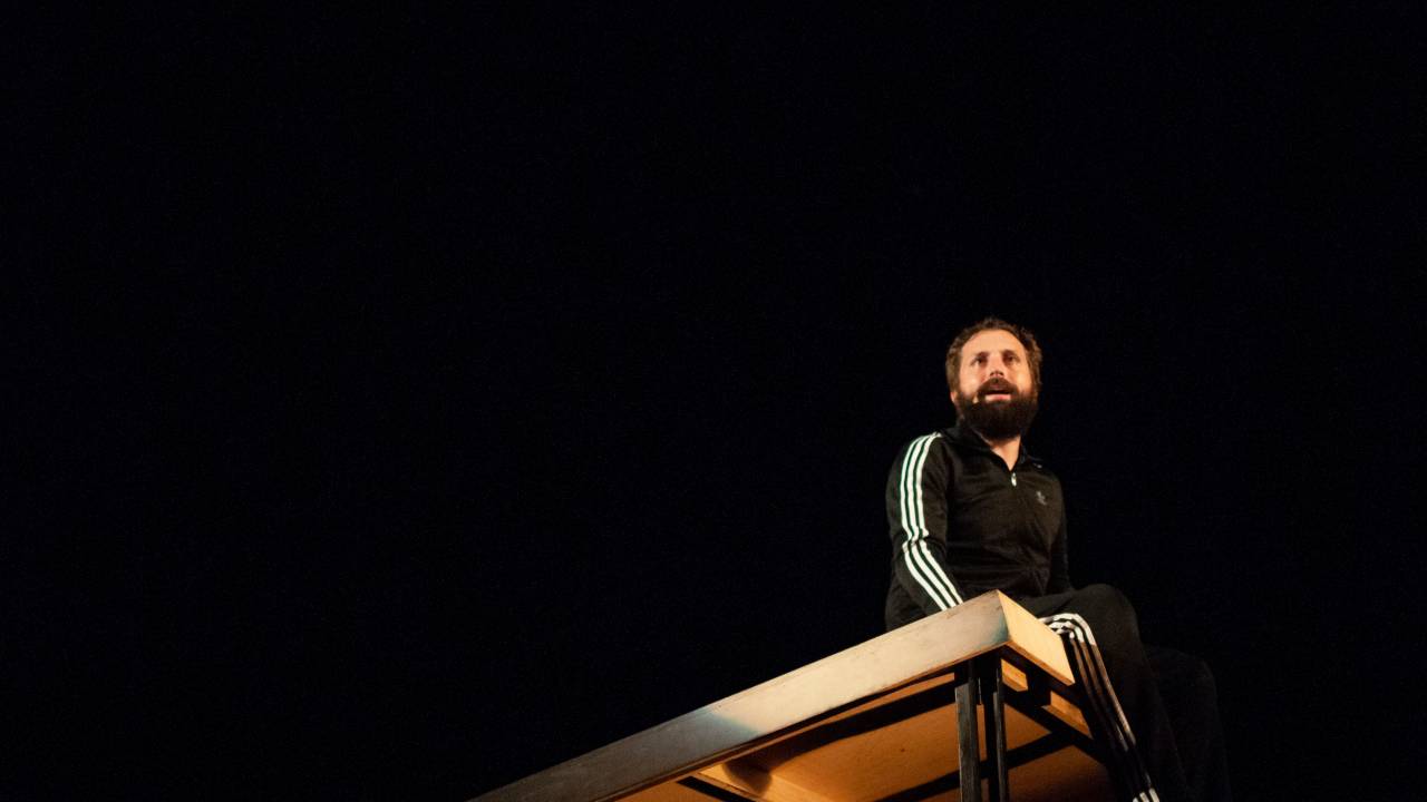 Foto mostra o ator Gregório Duvivier em palco