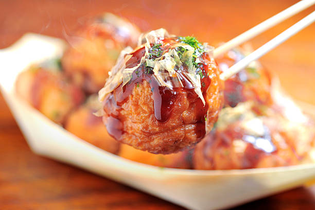 Takoyaki: bolinho macio feito com ovo e recheado com frutos do mar é tradicional nas ruas do Japão