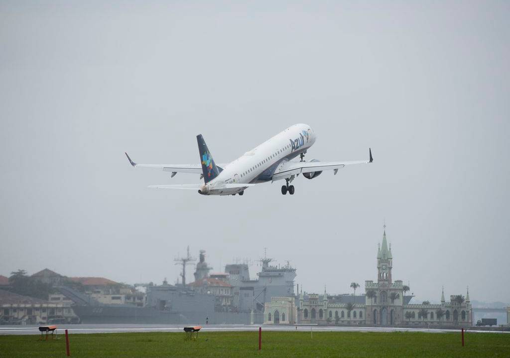 Avião na pista do Aeroporto Santros Dumont após reforma.