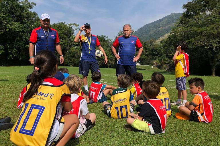 Ídolo do futebol, Zico comanda colônia de férias nos campos em julho