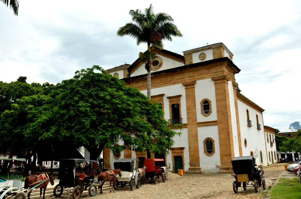 Festival Estrada Real chega a Paraty celebrando música e folclore brasileiros