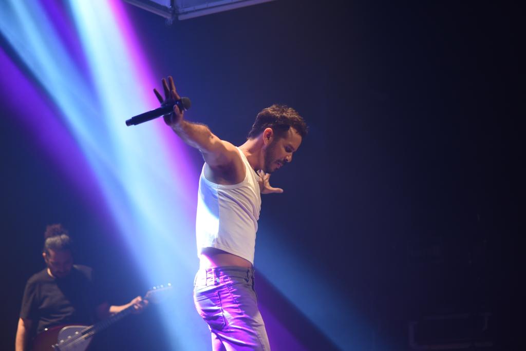 Tudo É Amor: Almerio emociona público cantando Cazuza