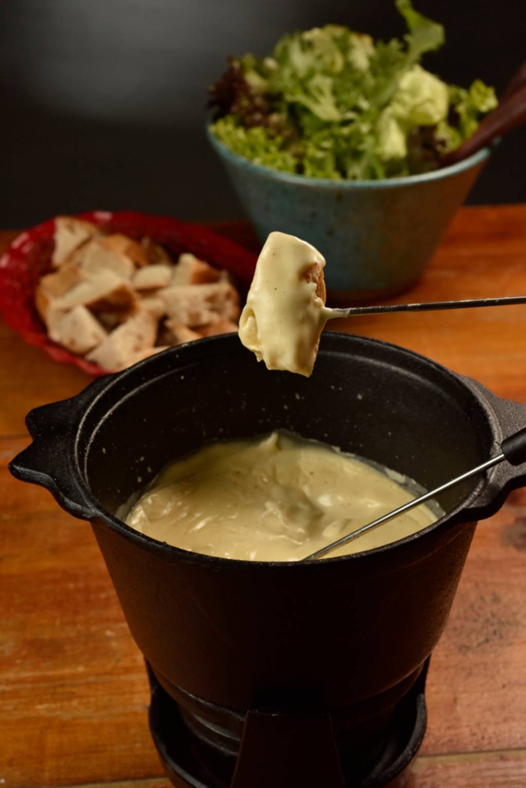 Fondue de queijo – La Villa – Foto Bruno de Lima 208 (Personalizado) La Villa: queijos emmenthal, comté e reblochon estão no fondue da casa