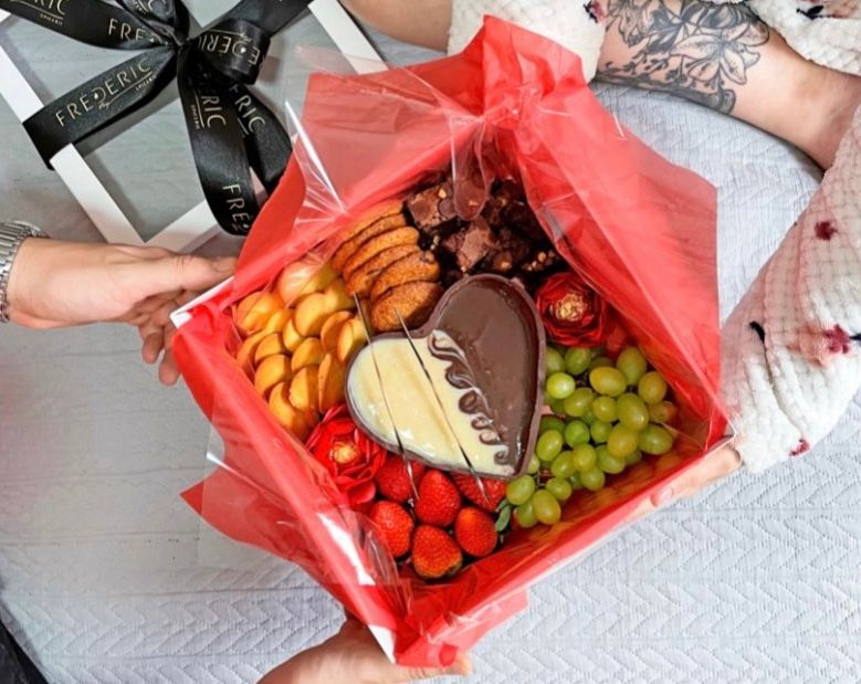 Frédèric Epicerie_Namorados. Fondue Frédèric Epicerie: chocolates preto e branco recheiam um doce coração