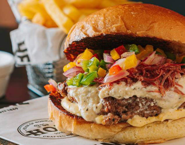 HOB: hambúrguer nordestino tem creme de queijo coalho e carne seca HOB: hambúrguer nordestino tem creme de queijo coalho e carne seca