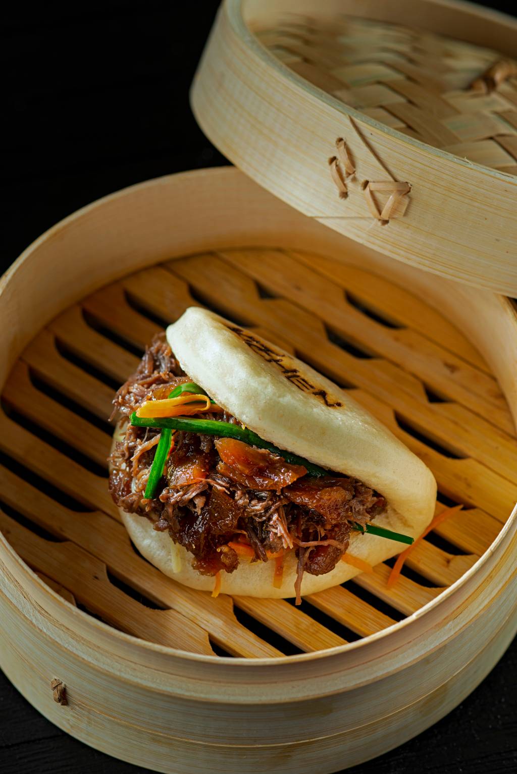 Kitchen – Bao Bao de costela porco com chutney de abacaxi – Landau (1) Kitchen Asian: costela bovina e chutney de abacaxi formam combinação suculenta