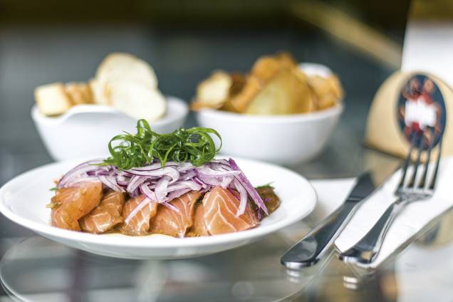 Polpo Taberna: salmão em vinagrete oriental de shoyu, gengibre, cebolinha e mel Polpo Taberna: salmão em vinagrete oriental de shoyu, gengibre, cebolinha e mel