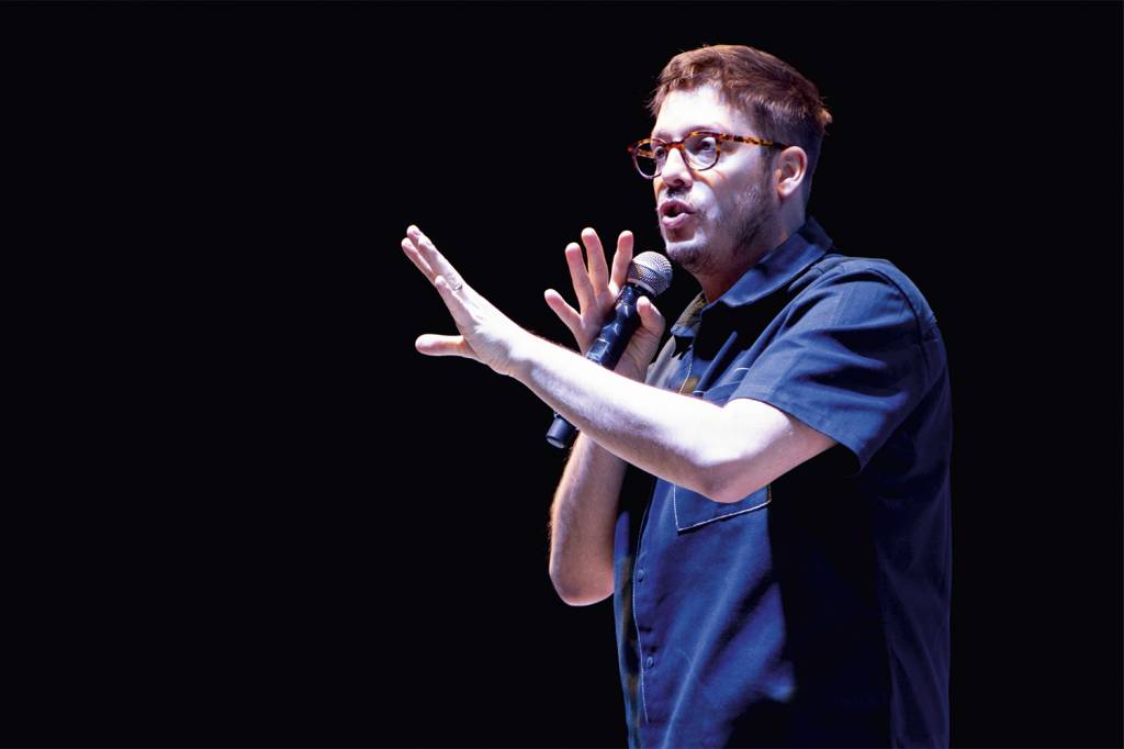 Fabio Porchat conta histórias de viagem em stand-up no Teatro Casa Grande