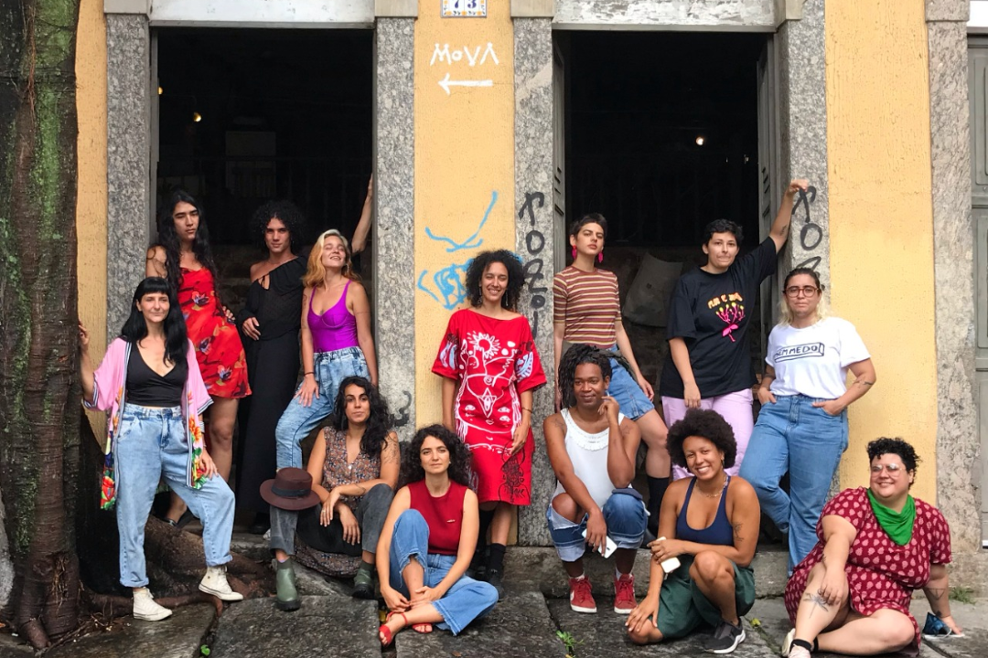 Residentes da Despina reunidos em frente à sede da associação, na Glória.