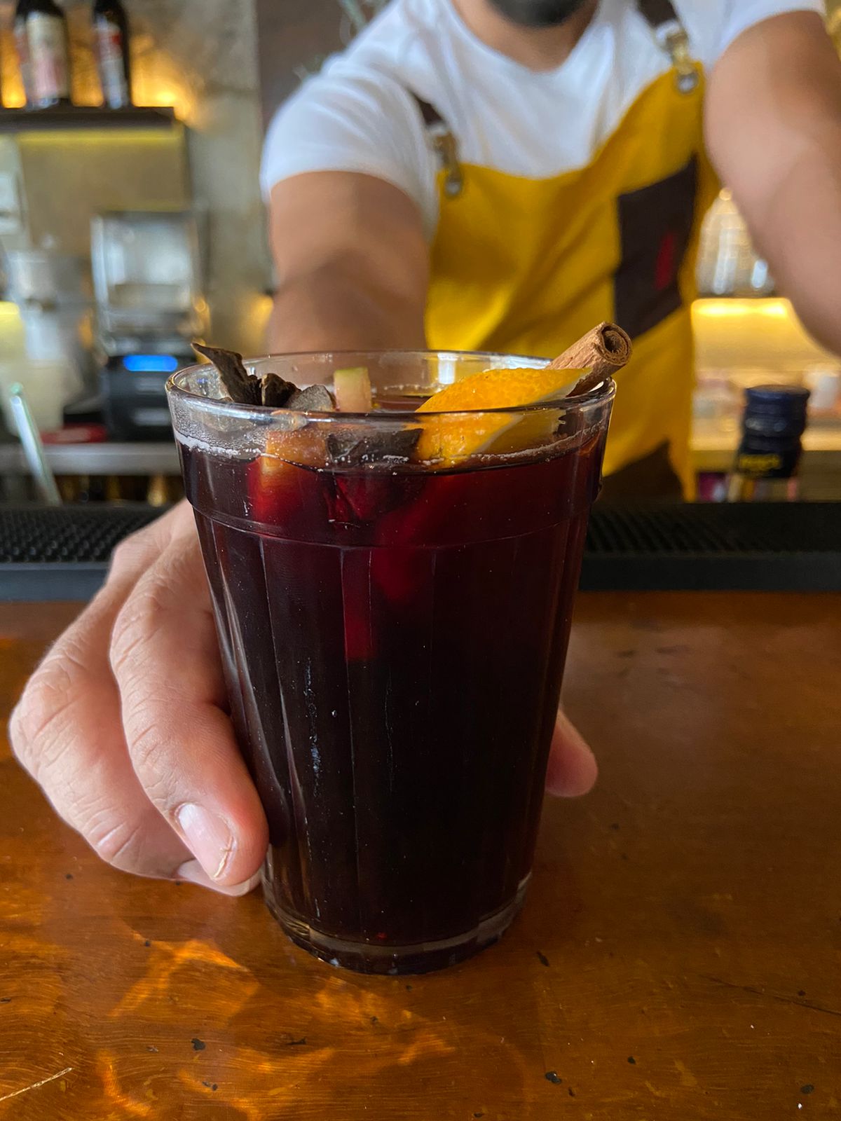 Calient&atilde;o: vinho quente com especiarias e frutas &eacute; a dica do Venga