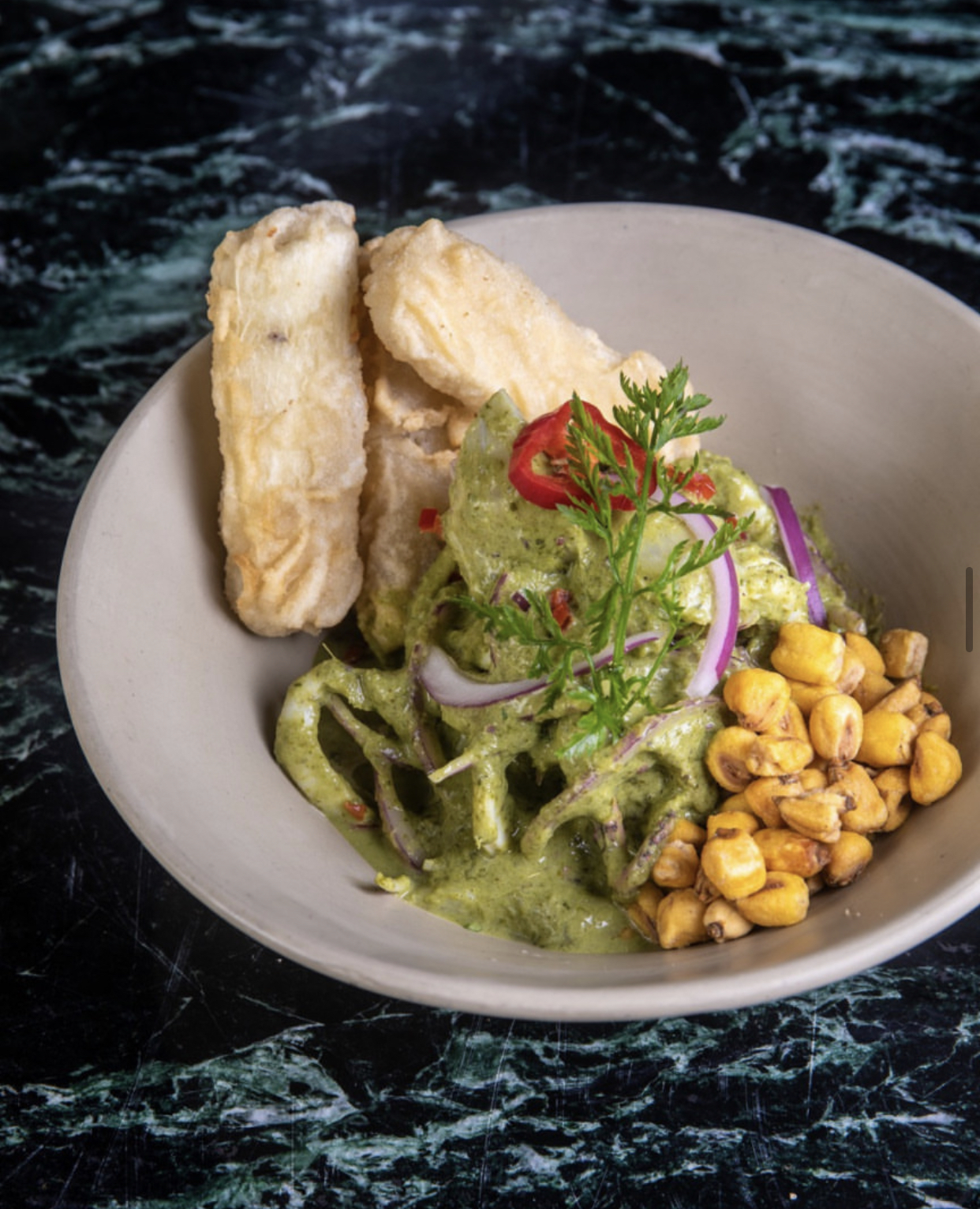 Q Ceviche: vers&atilde;o com polvo tem molho de especiarias e tempura de mandioca